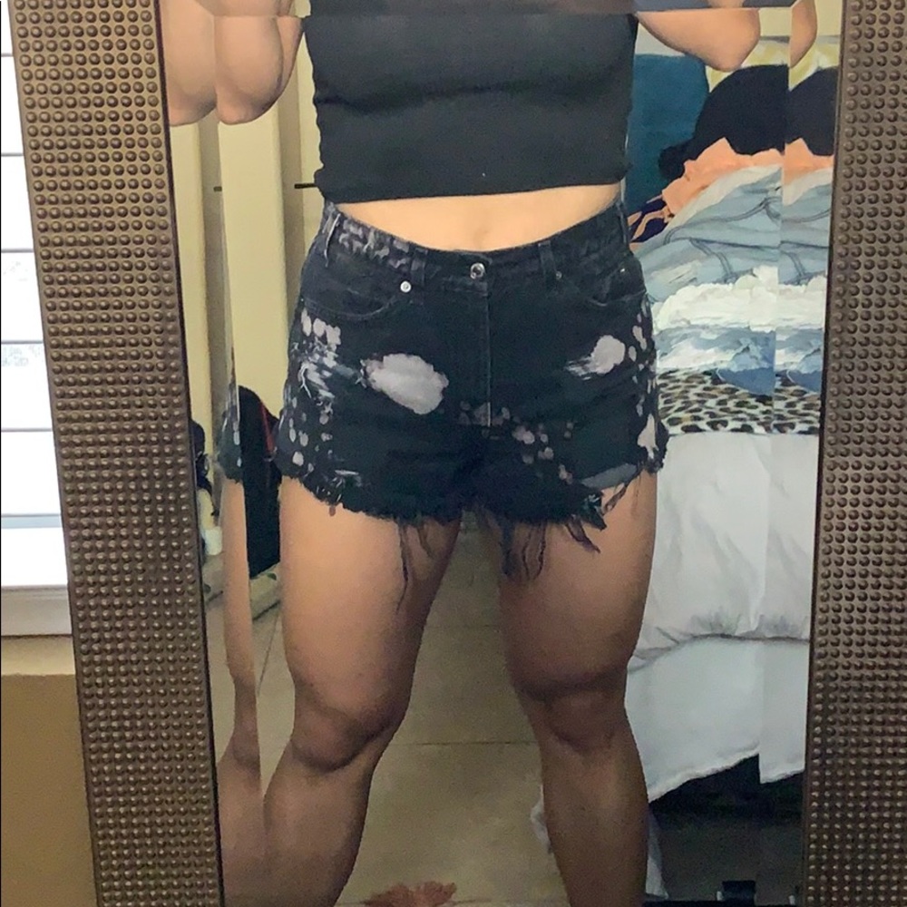 High waisted Levi shorts.